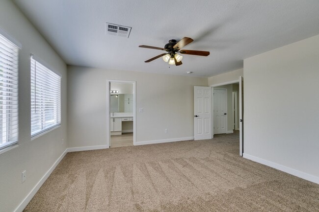 Building Photo - Stunning 3 Bedroom, 2.5 Bathroom Home in E...