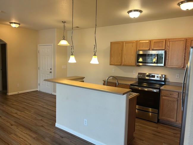 Building Photo - Updated 2 Bedroom Condo With Garage!