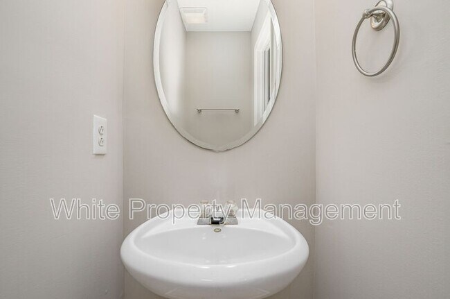 Building Photo - 9036 Meadowmont View Dr