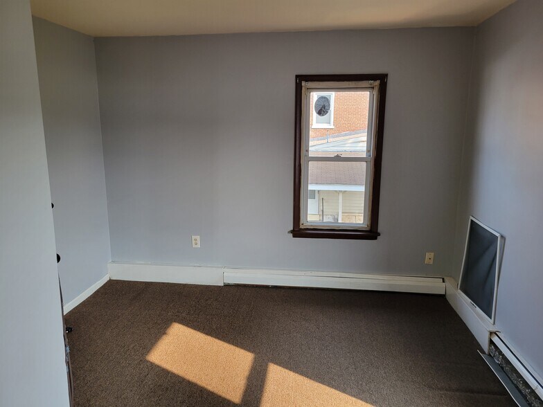 bedroom - 94 Madison St