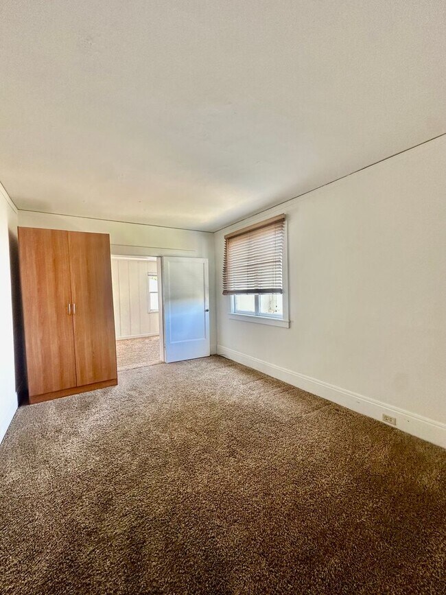 Building Photo - 6bedroom house full of charm steps from UC...