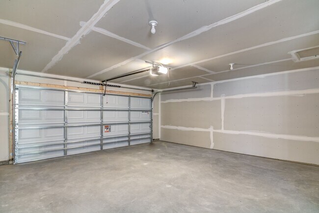 Building Photo - 2 Bedroom Town Home