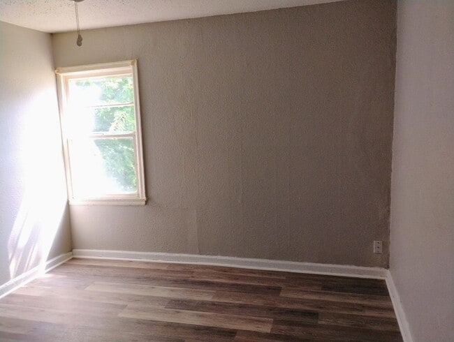 Building Photo - 3 bed 2 Bath Home Super Large Back Yard