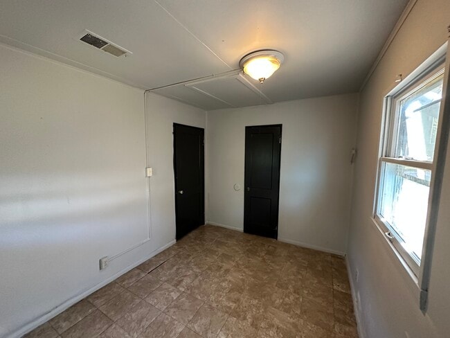 Building Photo - 1018 GIddings-