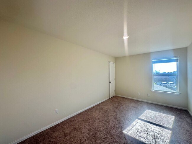 Building Photo - 5 BED 2.5 BATH NEW MANAGEMENT IN JARRELL TX!!!