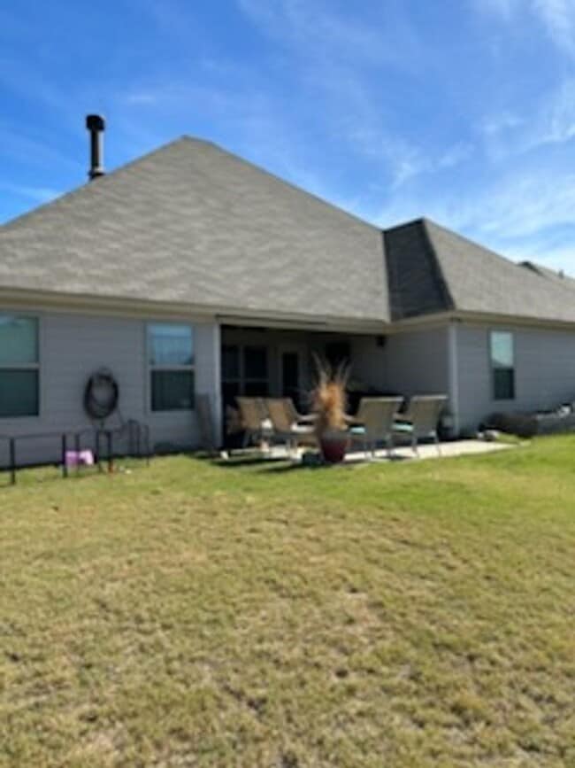 Building Photo - Beautiful 4-bedroom, 2.5- bath home with b...