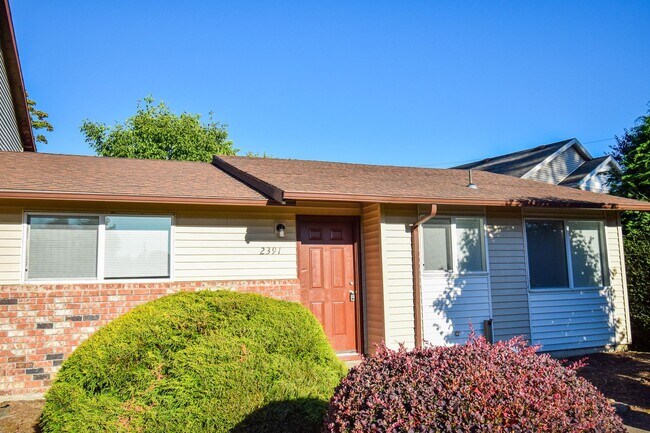 Building Photo - Newly Updated Single Level 2 Bedroom Apt in SE Portland!
