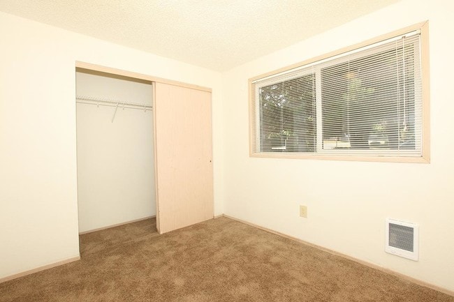 Building Photo - Laurelwood Gardens