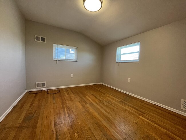 Building Photo - 304 Oneida St