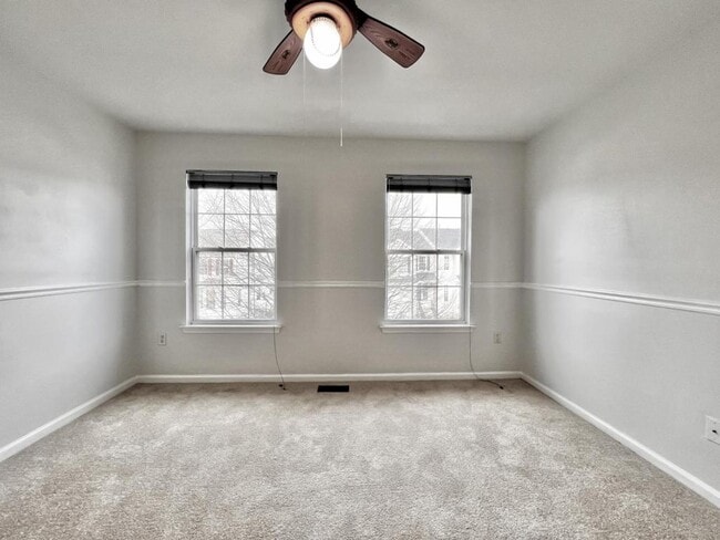 Building Photo - 211 Hawthorne Way