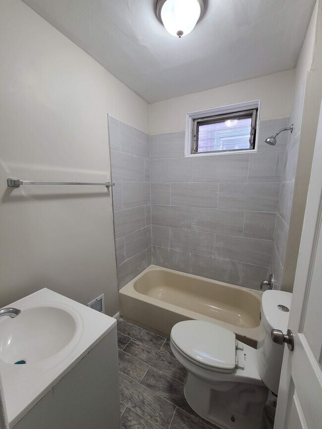 Building Photo - Large Upgraded Home! - Half off first months rent