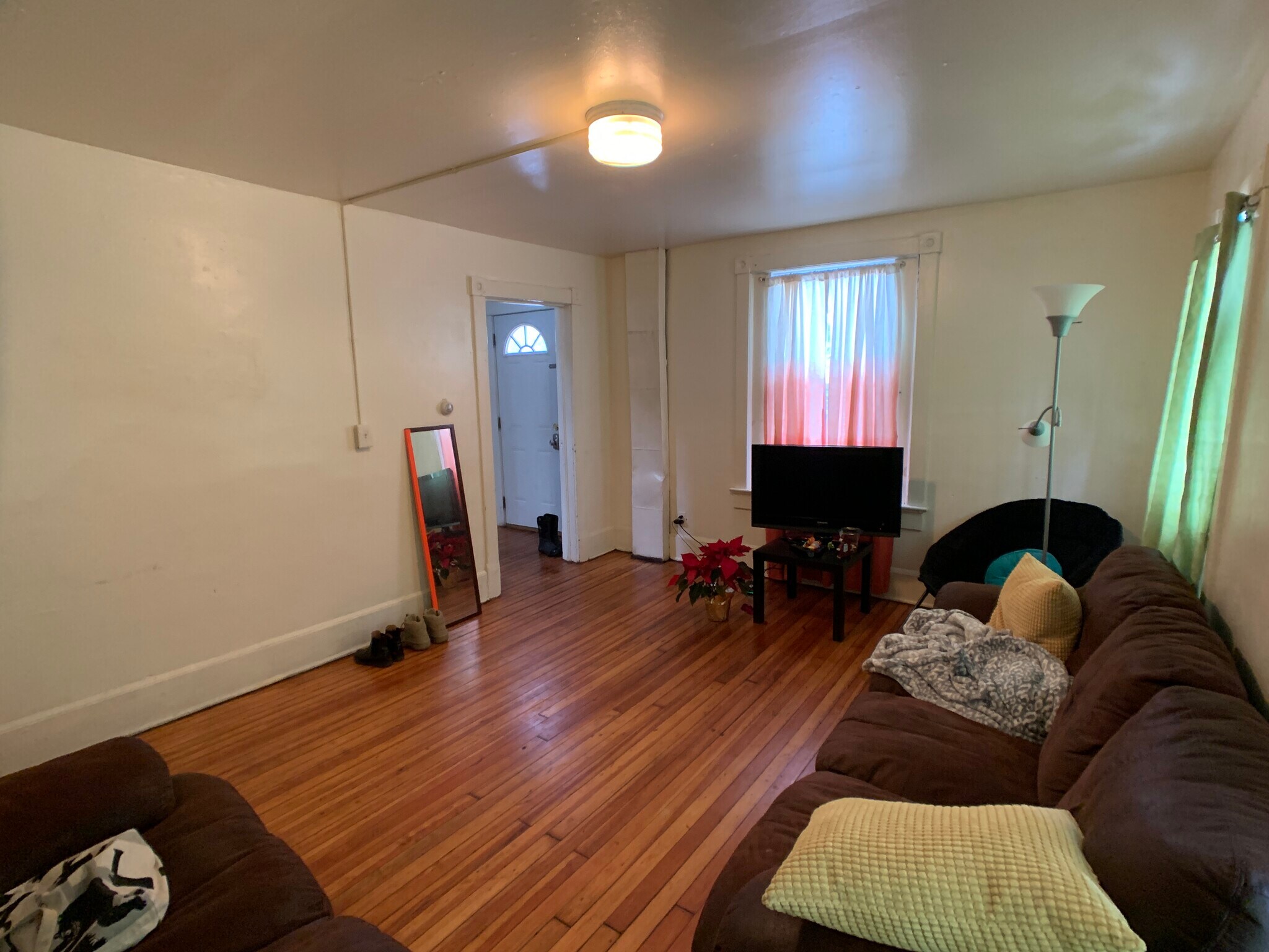 Large living room (2) - 35 S Chestnut St