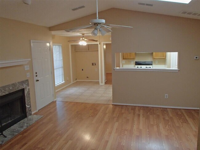 Building Photo - 617 Luther Dr