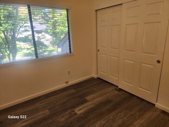 Building Photo - Beautiful two story condo in a well maintained complex, and close to everything!!