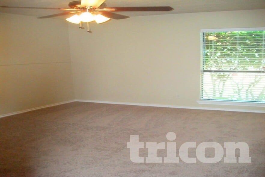 Building Photo - 9215 Sophora Dr