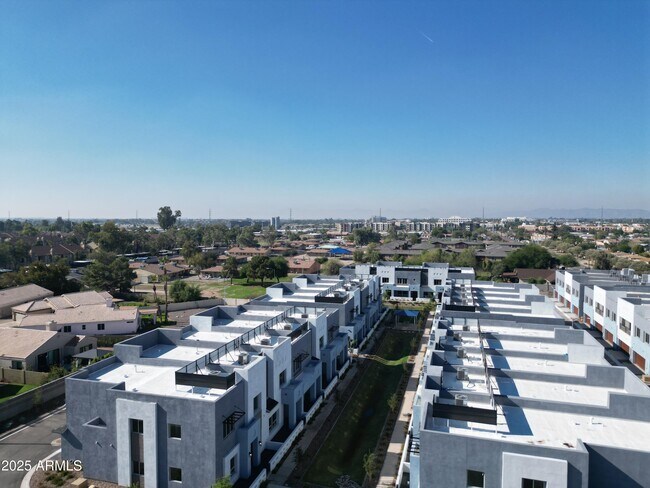 Building Photo - 733 E Commonwealth Ave