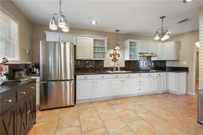 Building Photo - 4920 Robin Hood Dr