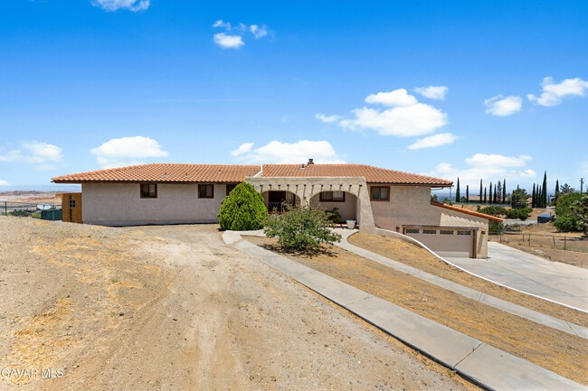Building Photo - 1055 Lakeview Dr