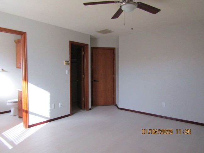 Building Photo - Freshly Painted/New Flooring Home!! No Pets!