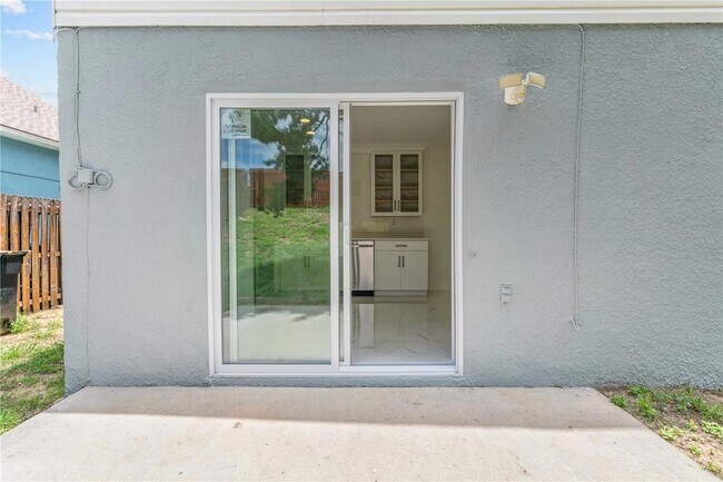 Building Photo - 421 Rollins Dr