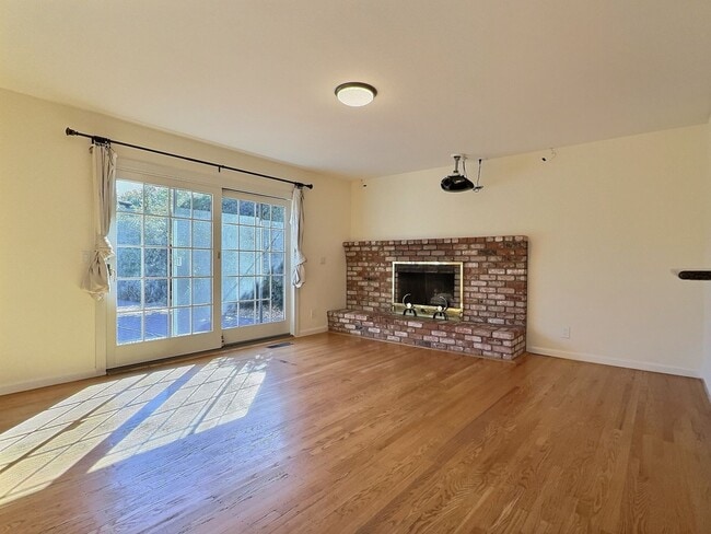 Building Photo - 4BD/2BA – Bright Los Altos cul-de-sac home...