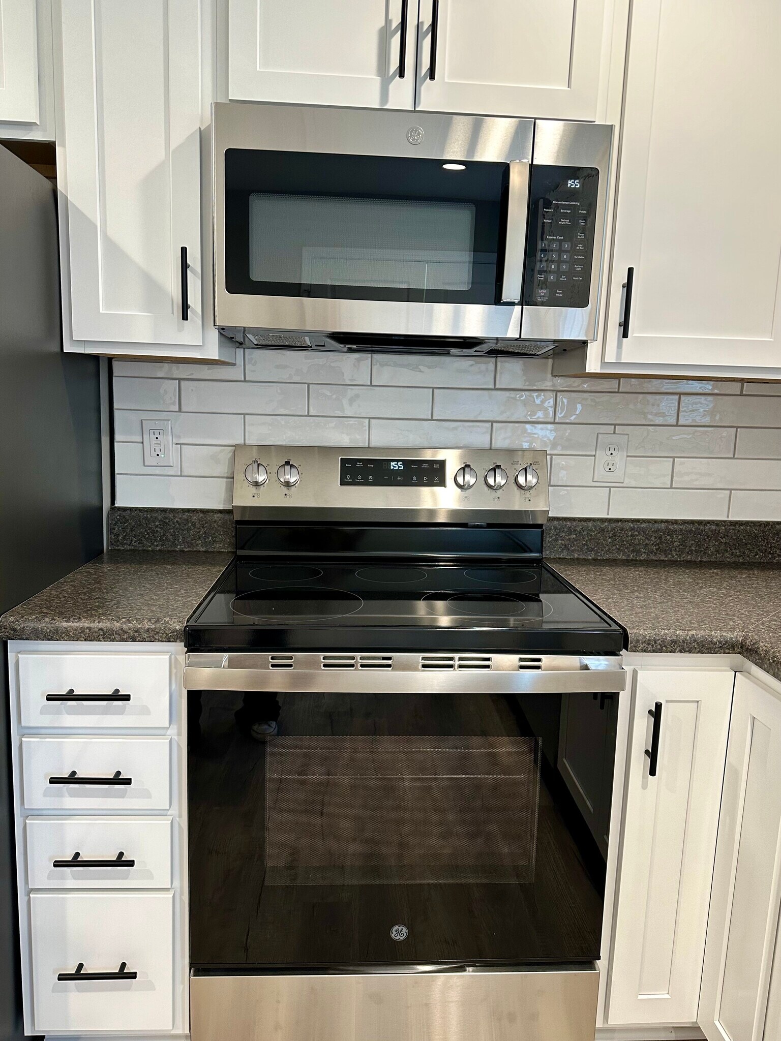 Stainless steel appliances, tiled backsplash, soft-close cabinets/drawers - 2225 Kenwood Blvd SE