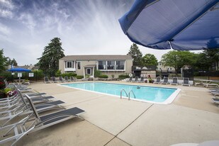 Building Photo - Carriage Hill East Apartments and Townhomes