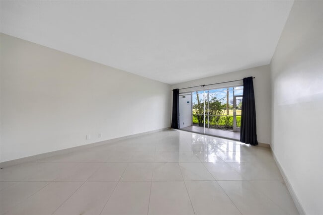 Building Photo - 2850 N Palm Aire Dr