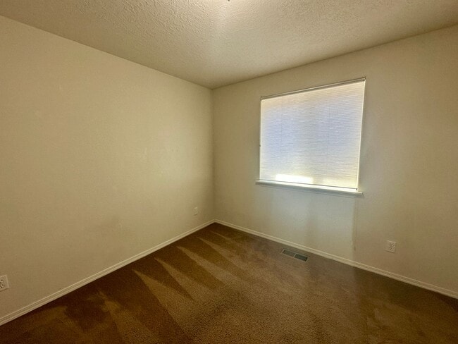 Building Photo - Three Bedroom Home in South Salem with a View
