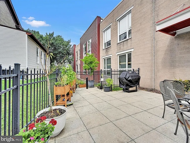 Building Photo - 75 Maple St