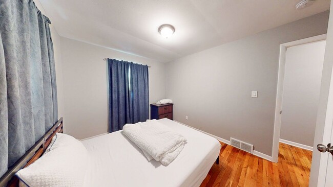 Building Photo - 32 Marion St