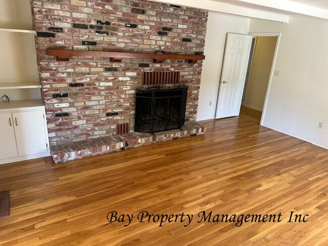 Building Photo - Charming 2 Bedroom, 1.5 Bath Home Near Riv...