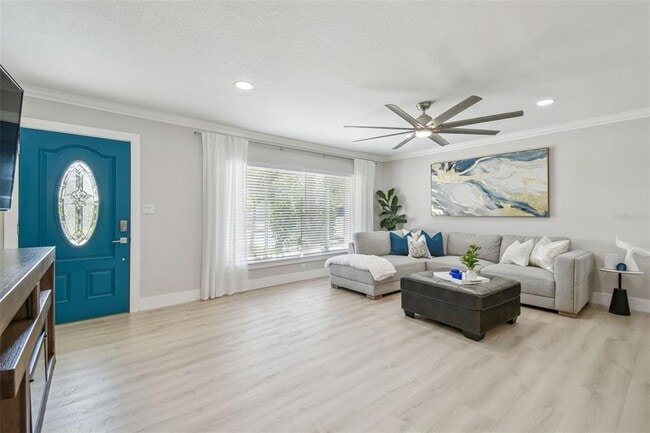 Building Photo - 3922 Fontainebleau Dr