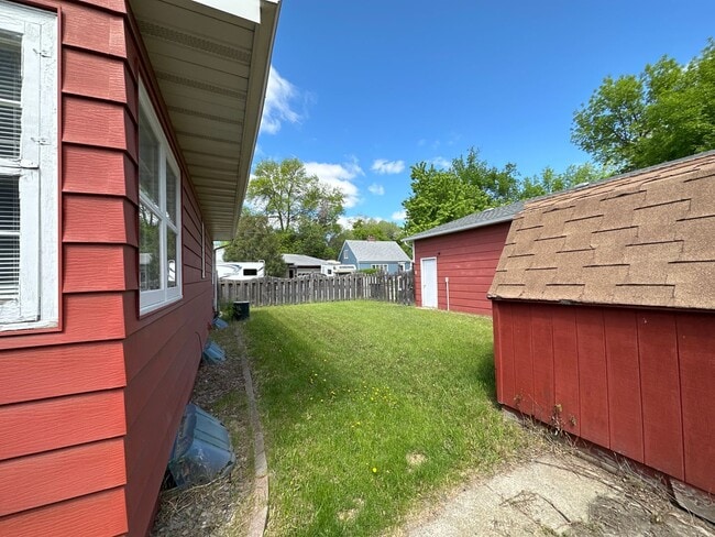 Building Photo - 2 Bedroom Home