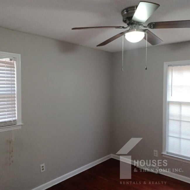 Building Photo - 218 Singing Woods Ln