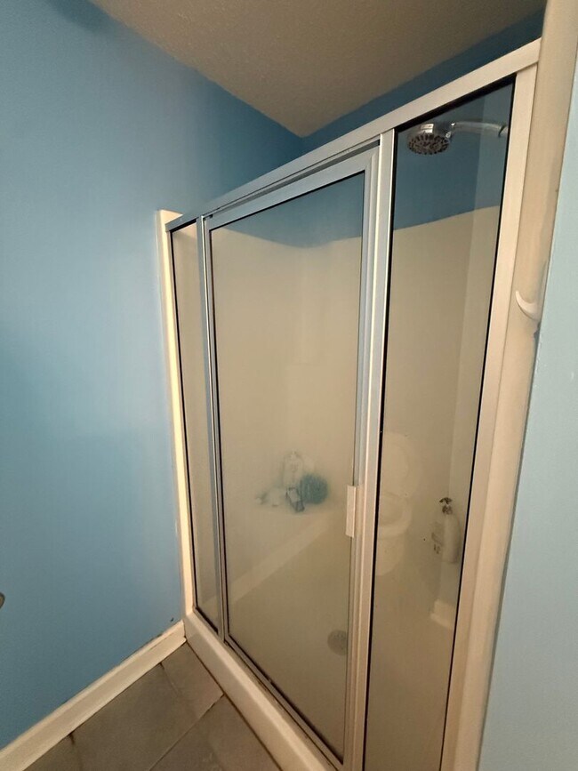 Building Photo - 4/2 Home Available Now!