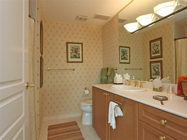 Building Photo - 700 Park Regency Pl NE