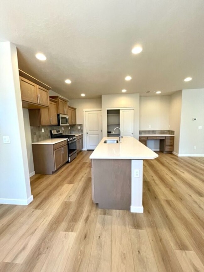 Building Photo - Stunning newer home in NE Bend neighborhood!