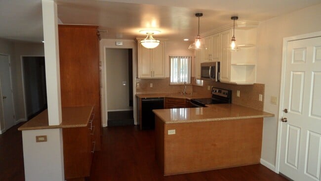 Building Photo - Spacious 6 Bedroom, 3 Bathroom, Single Fam...