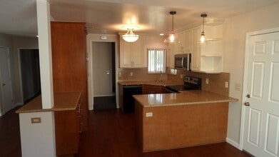 Building Photo - Spacious 6 Bedroom, 3 Bathroom, Single Fam...