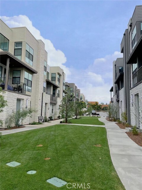 Building Photo - 11042 Momentum Dr