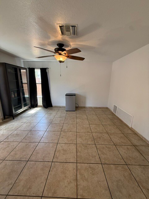 Building Photo - FOR RENT