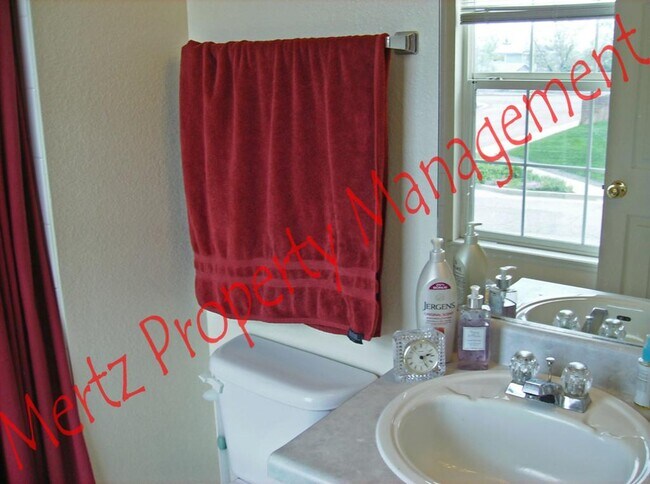 Building Photo - 2215 Lisa Dr