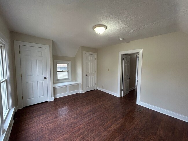 Building Photo - 3 bedroom 1 bath home in Moline