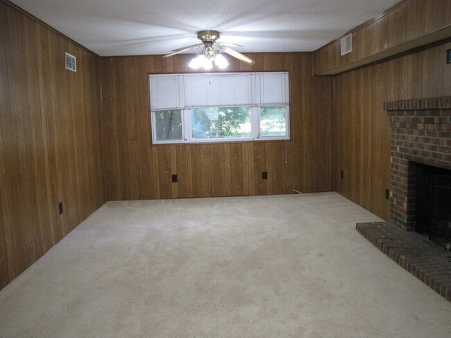 Building Photo - 307 W Delafield Ave