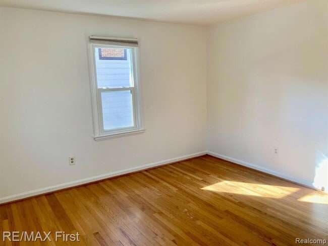 Building Photo - 421 E Farnum Ave