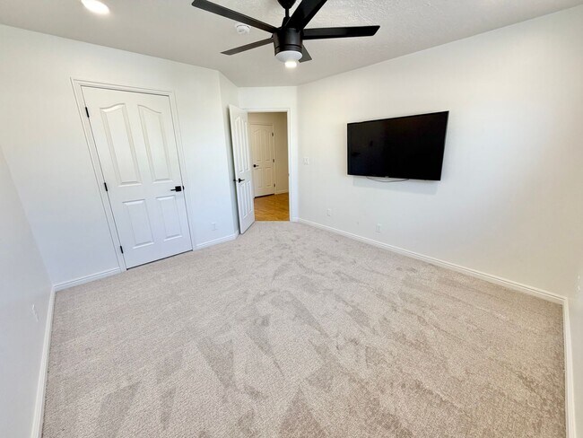 Building Photo - Beautiful Bloomington Area Home
