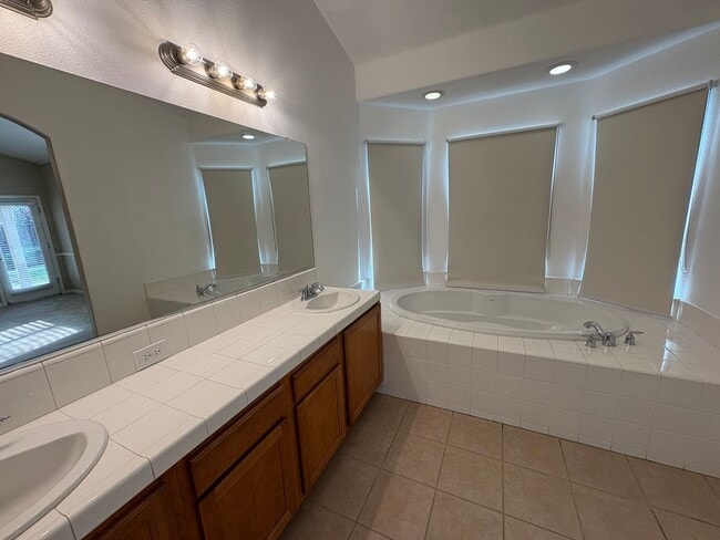 Building Photo - Spacious Tulare Home Available Now!