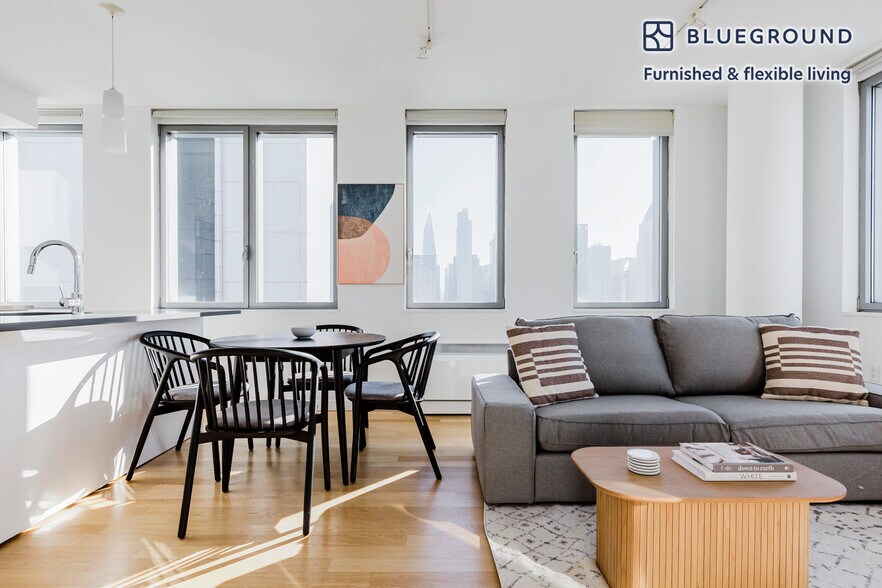 Building Photo - 550 W 54th St
