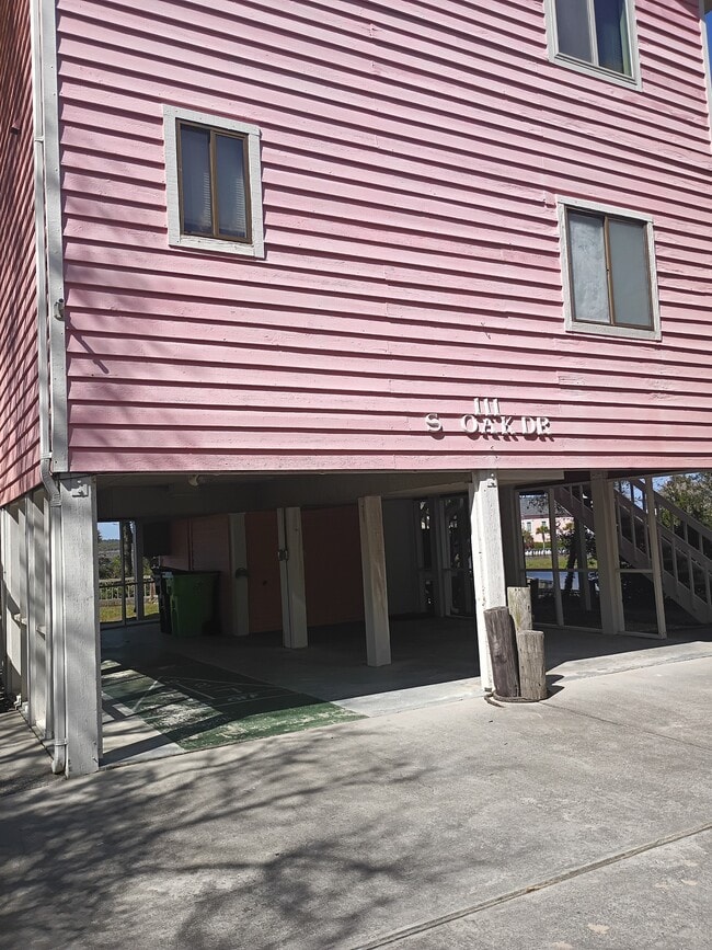 Building Photo - 111 S Oak Ct